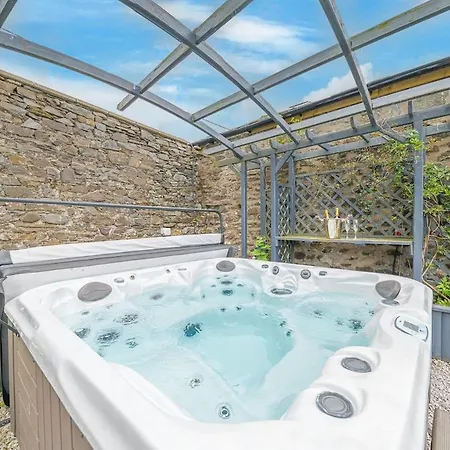 Nyaraló Stunning Character Barn With A Hot Tub *