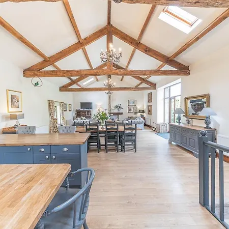 Casa de Férias Stunning Character Barn With A Hot Tub *