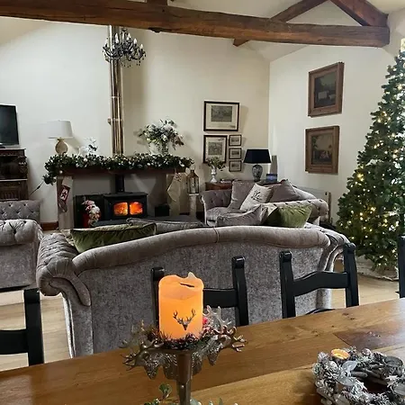 Stunning Character Barn With A Hot Tub Kendal