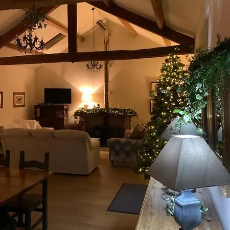 Casa de Férias Stunning Character Barn With A Hot Tub *