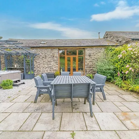 Stunning Character Barn With A Hot Tub Kendal