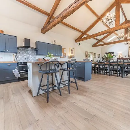 Stunning Character Barn With A Hot Tub