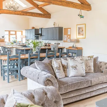 Stunning Character Barn With A Hot Tub * Кендал