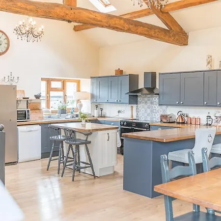 Дом отдыха Stunning Character Barn With A Hot Tub *