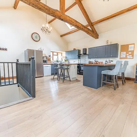 Stunning Character Barn With A Hot Tub * Кендал